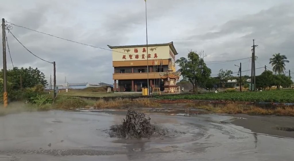 Pingtung’s Wandan Mud Volcano Erupts on “Typhoon Hoilday;” Second Time This Year
