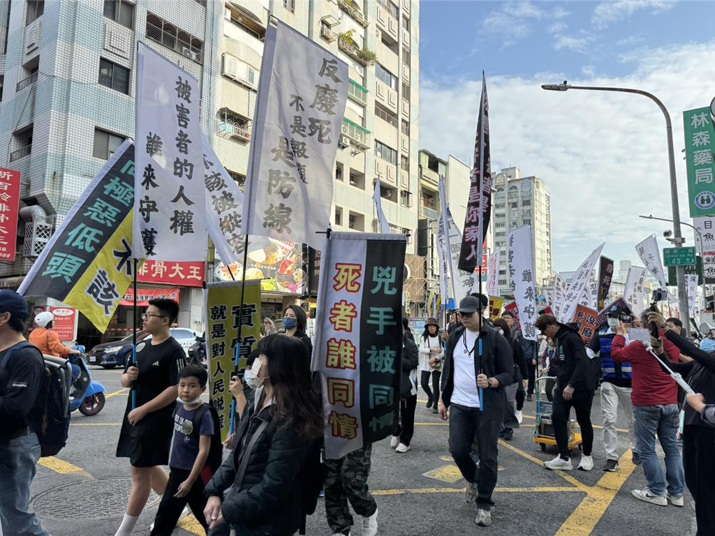 About 50 Rally in Kaohsiung Against Abolition of Death Penalty