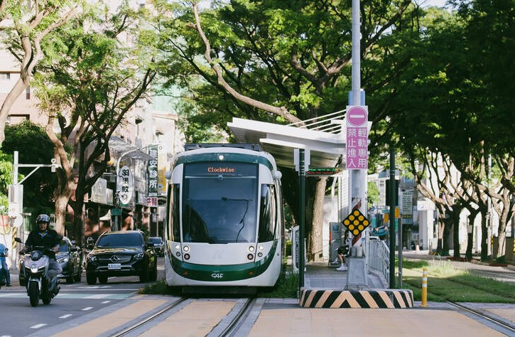 Have Kaohsiung Residents Finally Learned Not to Crash Into the Light Rail?
