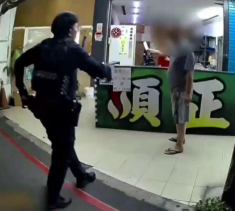 Drunk and Desperate for Betel Nuts, Kaohsiung Man Pulls Knife at Roadside Stall