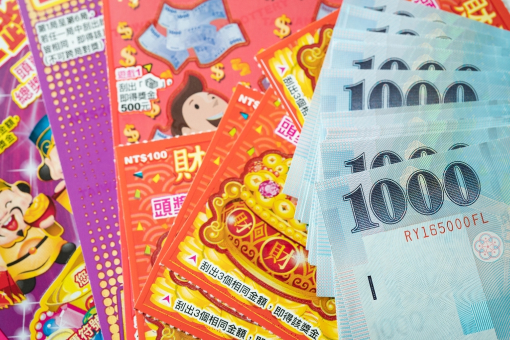 God of Wealth Charm Falls Off Lottery Shop Wall; Kaohsiung Man Then Wins NT$12 Million Jackpot