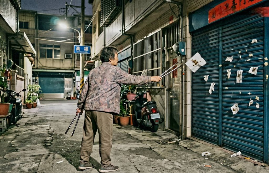 Cat poop-flinging Kaohsiung woman acquitted of public insult by force charges