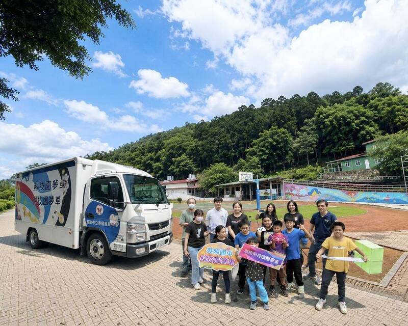 Education initiative delivers mobile “Maker” courses to rural schools