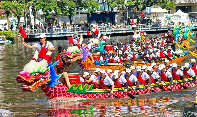 Olympic badminton champion Lee Yang helps city team win dragon boat friendly