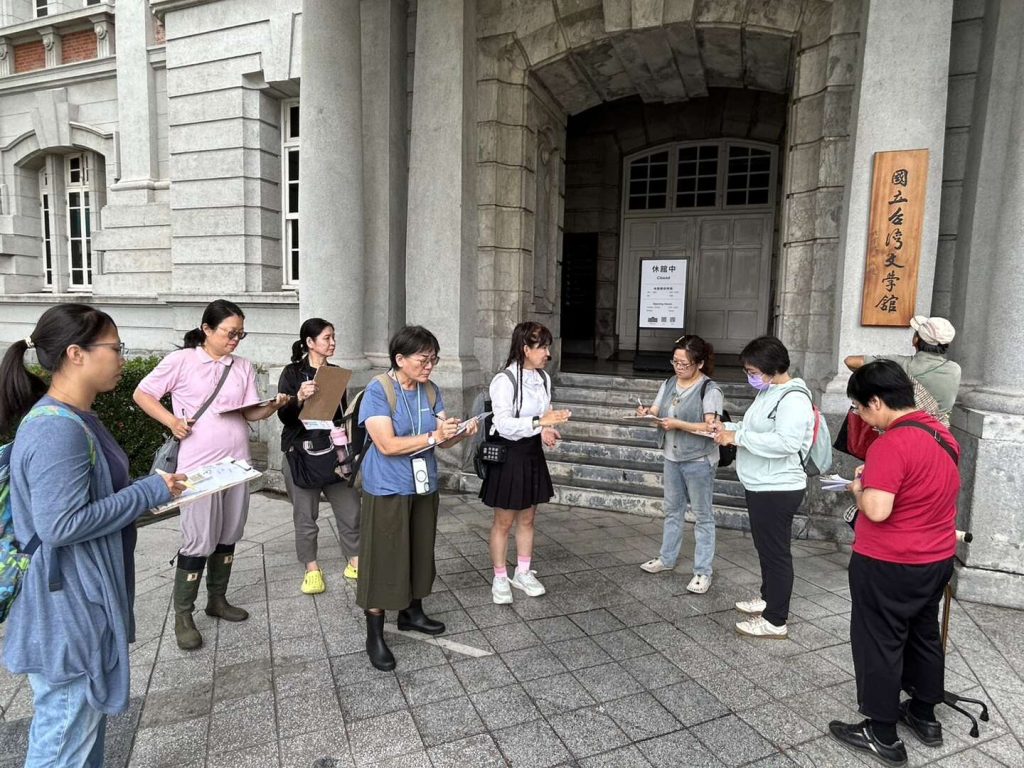 Tainan adds sign-language guides to walking tours