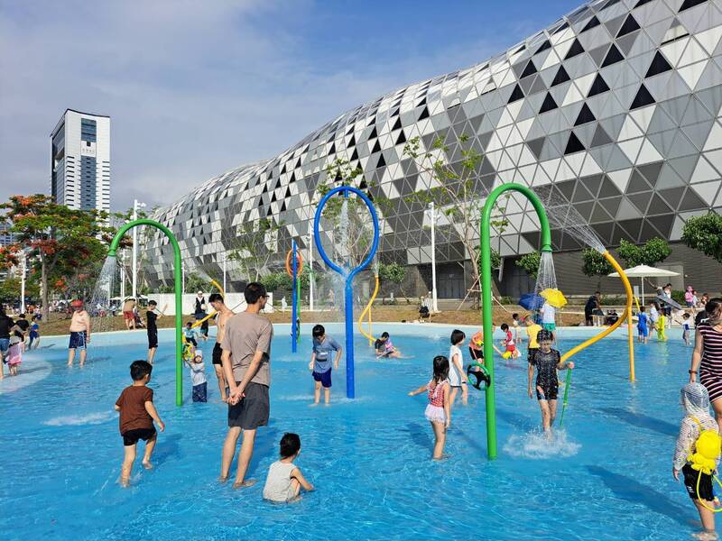 Starlight Waterfront Park draws 45,000 visitors after splash zone reopening