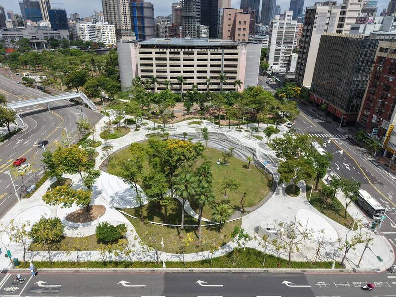 Yancheng Plaza reopens after yearlong renovation
