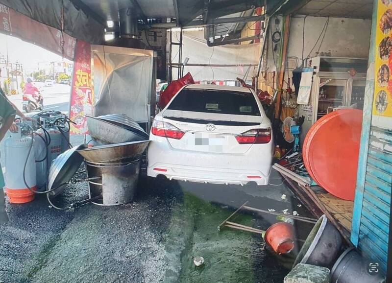 Dragon Boat holiday business disrupted after suspected DUI crash in Neimen