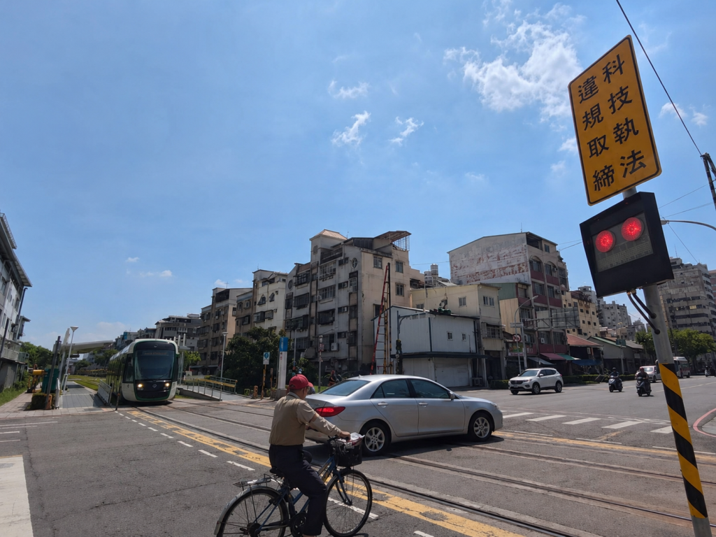 Trying to beat yellow lights tops light rail intersection violations
