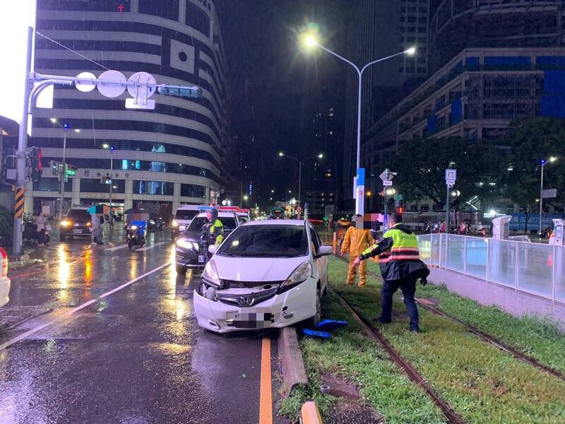 Suspected drunk driver blocks Kaohsiung light rail after crash