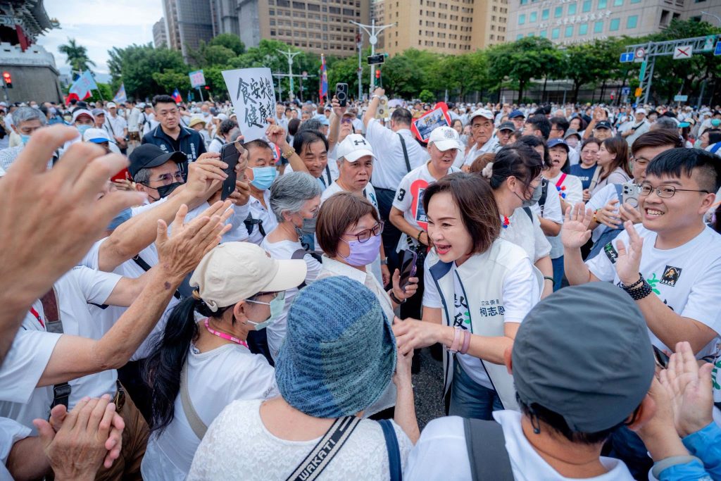 Ko criticizes DPP lawmakers over oil scandal response