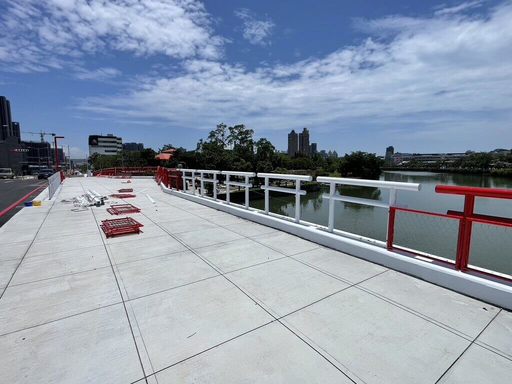 Ugly Railings Steal Attention From Kaohsiung’s New Bridge