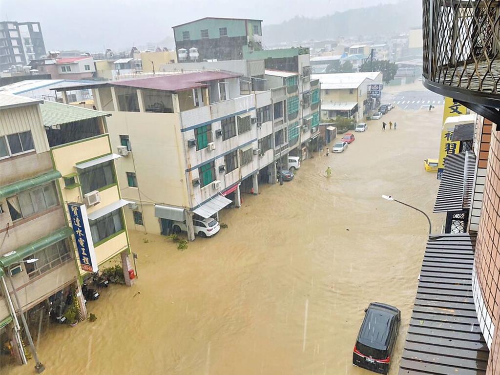 Fifth day of rain brings flooding, transport disruptions to South Taiwan
