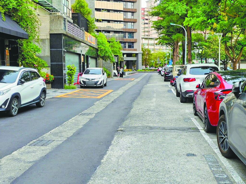 Three agencies, half a road: Why a Fongshan alley was only partly repaved