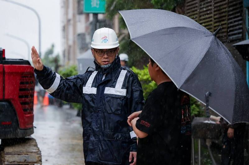 Lai Jui-lung visits the retaining wall collapse site in Siaogang District during heavy rain