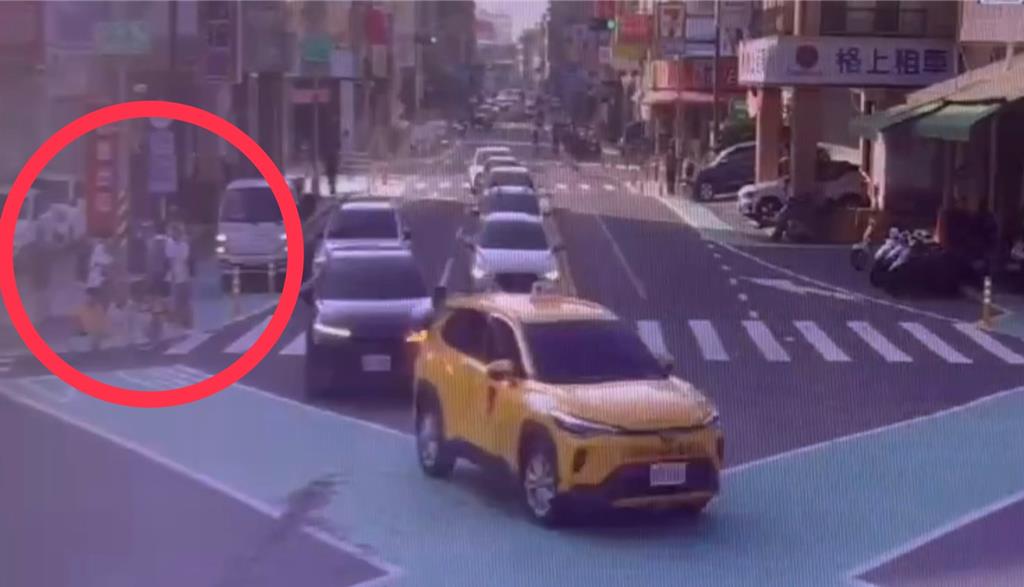 Self-appointed crossing guard meets her match at Zuoying Station