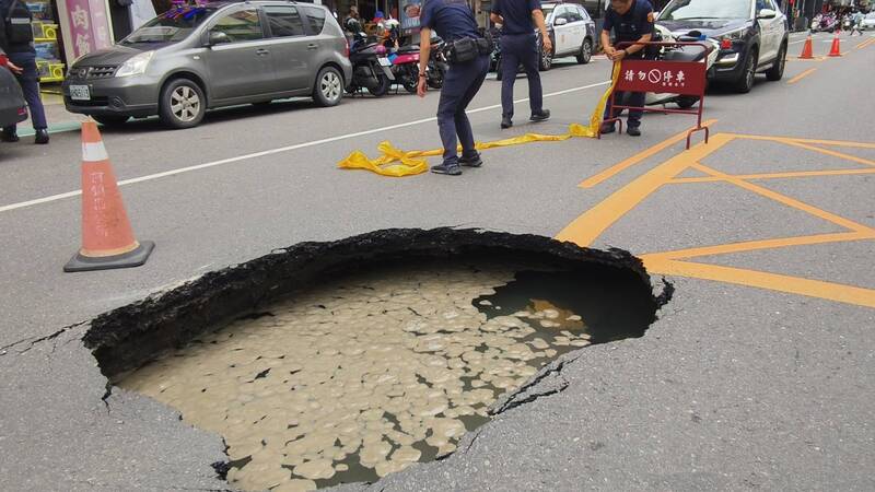 Road collapse disrupts traffic in Kaohsiung’s Ruilong shopping district
