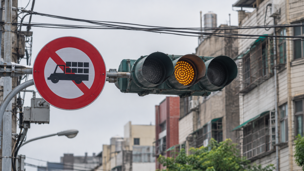 Yellow does not mean speed up, Kaohsiung police warn