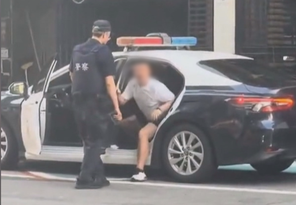 ‘Wrong car’ excuse fails as Kaohsiung man fined for climbing into police vehicle in August