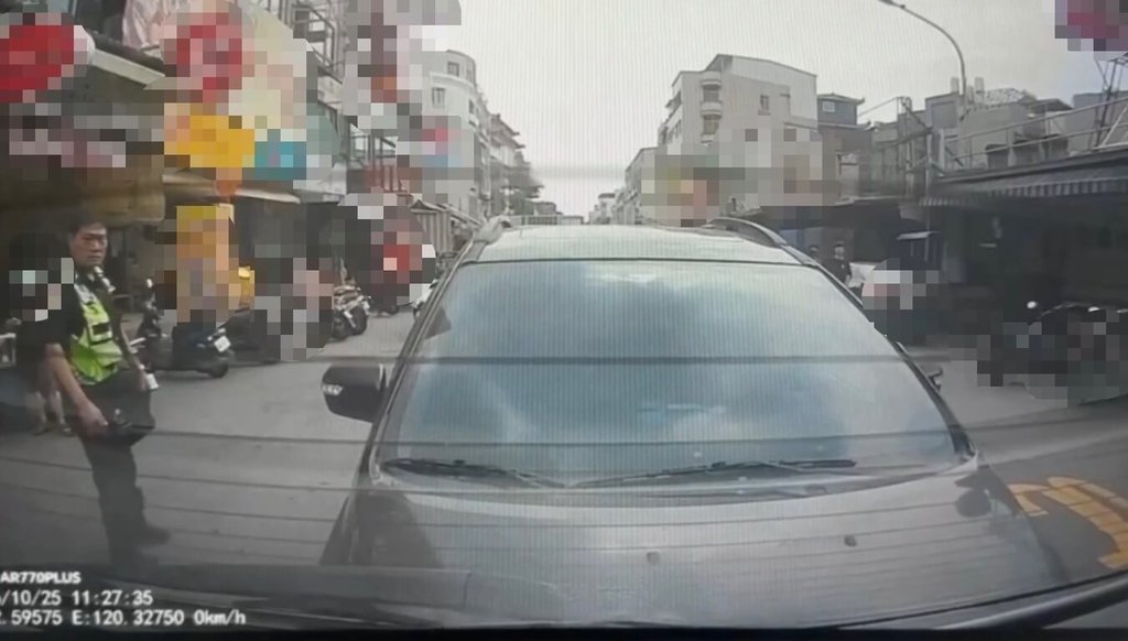 Drunk driver rear-ends police car in Fongshan