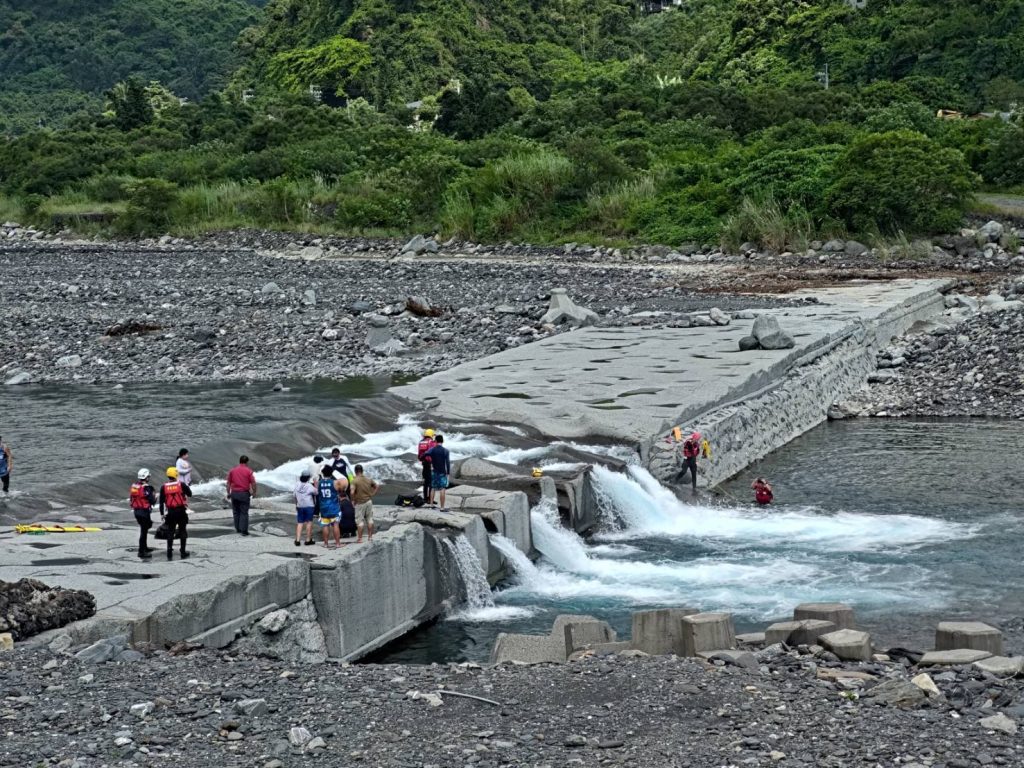 Boy rescued after nearly four-hour search near Laiyi Bridge