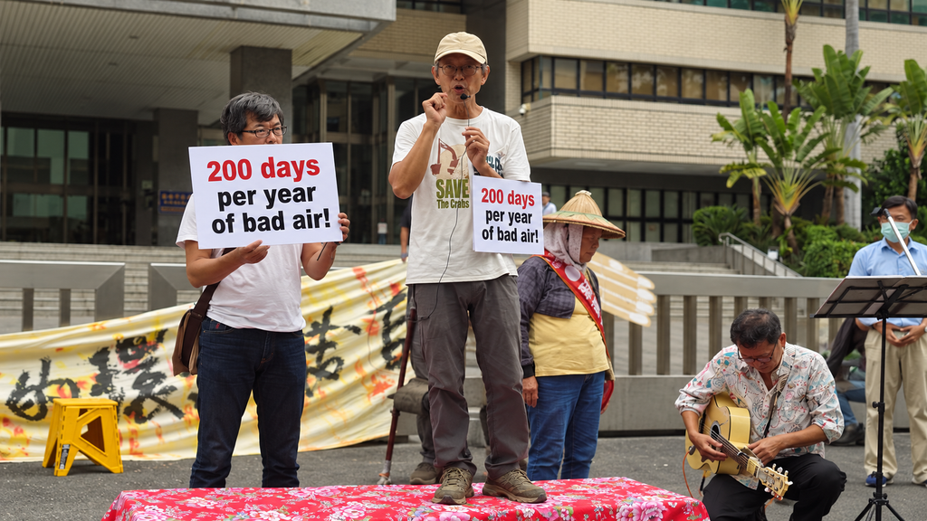 Kaohsiung activists press mayoral candidates for first-year action on PM2.5 pollution
