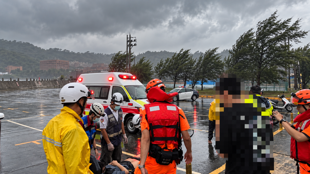 Woman rescued from wave breakers in Kaohsiung faces fine of up to NT$250,000