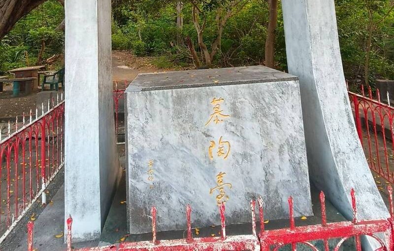 Linyuan’s shrine-like landmark tells the story of a doctor and poet